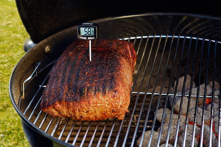 Stort kjøttstykke på grillen med steketermometer i