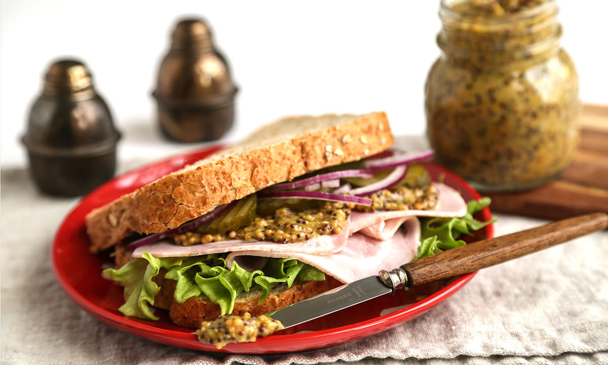 Hjemmelaget julesennep på juleskinke mellom to stykker brød