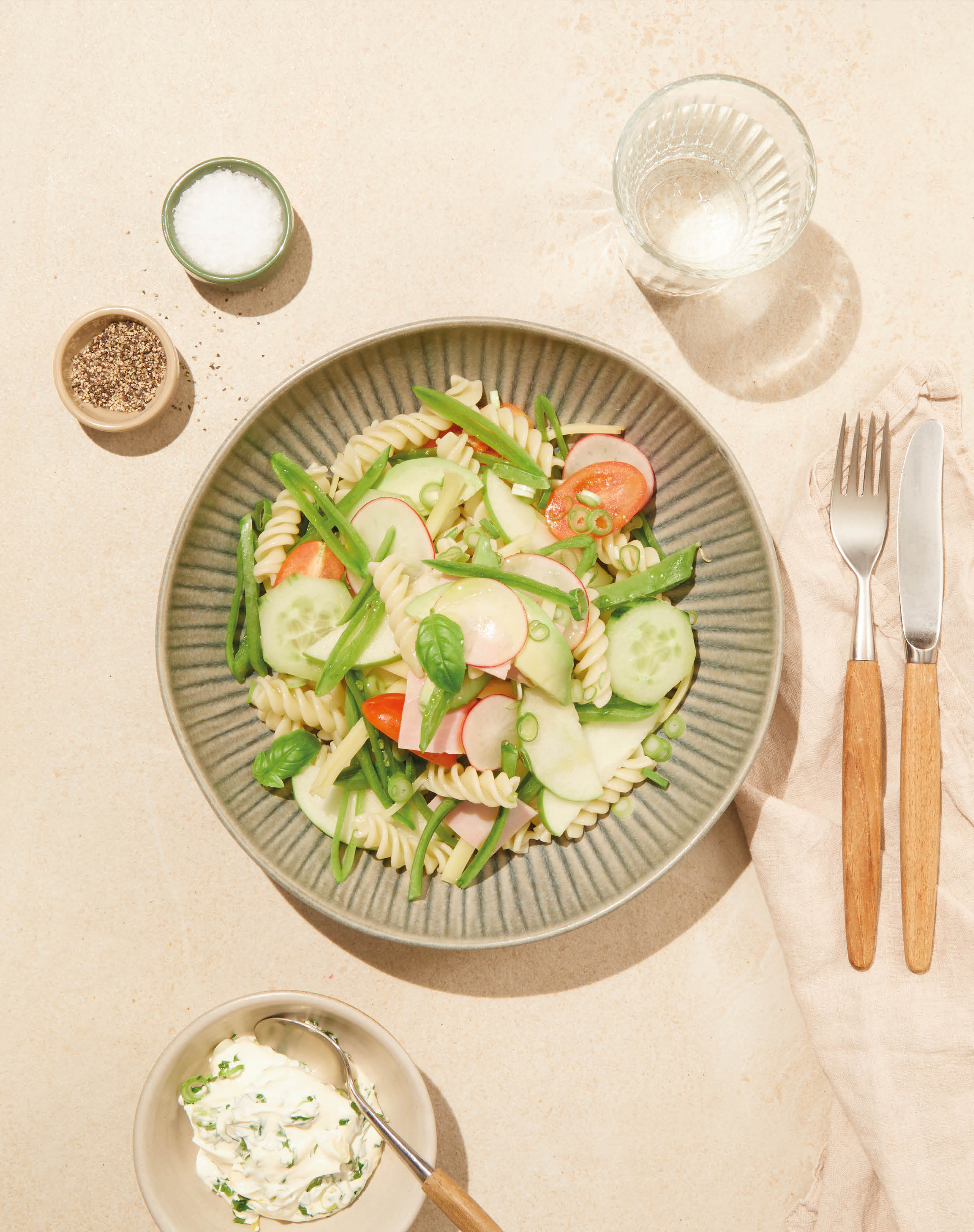 Enkel pastasalat med ost og skinke