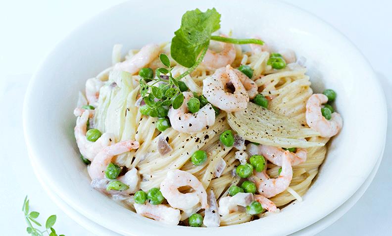 Pasta med kremostsaus og reker
