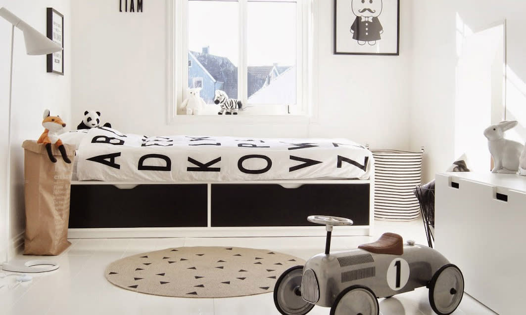 Barnerom med svart og hvitt designtema