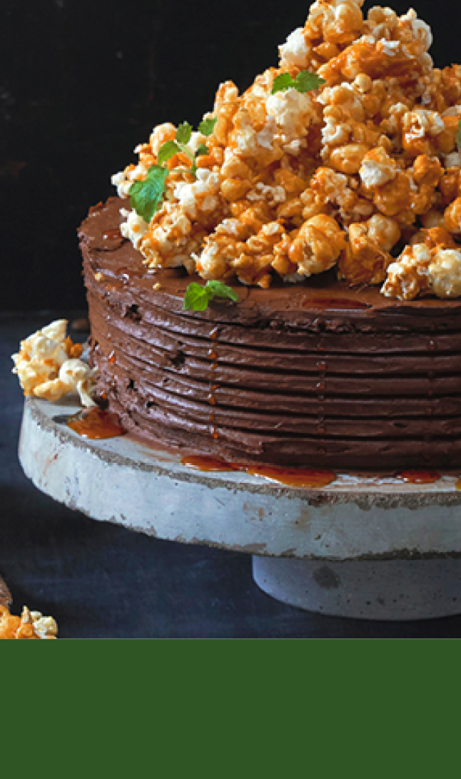 Sjokolade med karamellisert popcorn øverst og grønn bakgrunn nederst