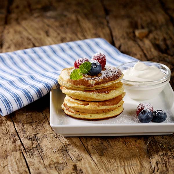 Havrelapper på tallerken med pisket krem og bær