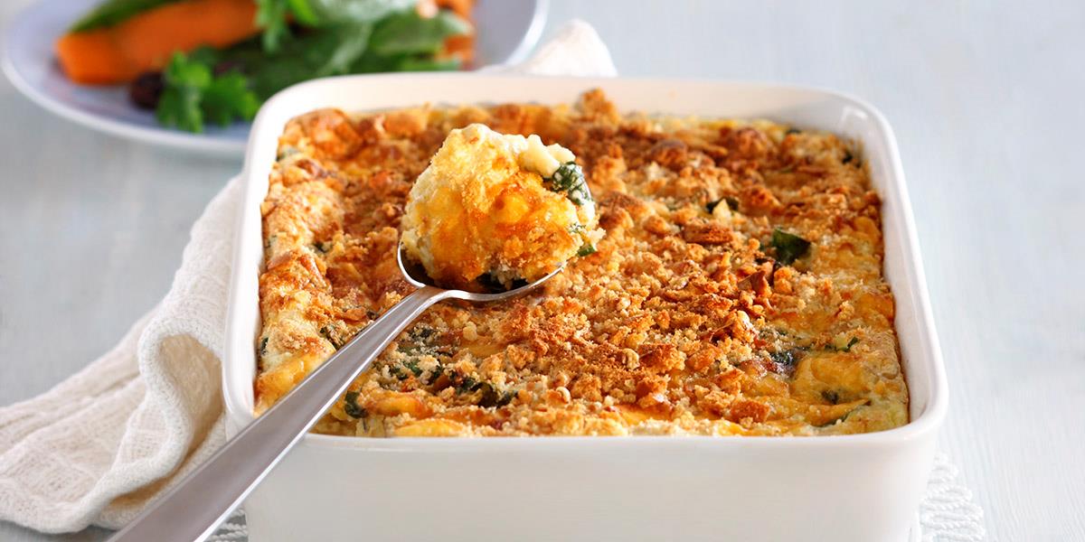 Fiskegrateng med fersk spinat og cheddar