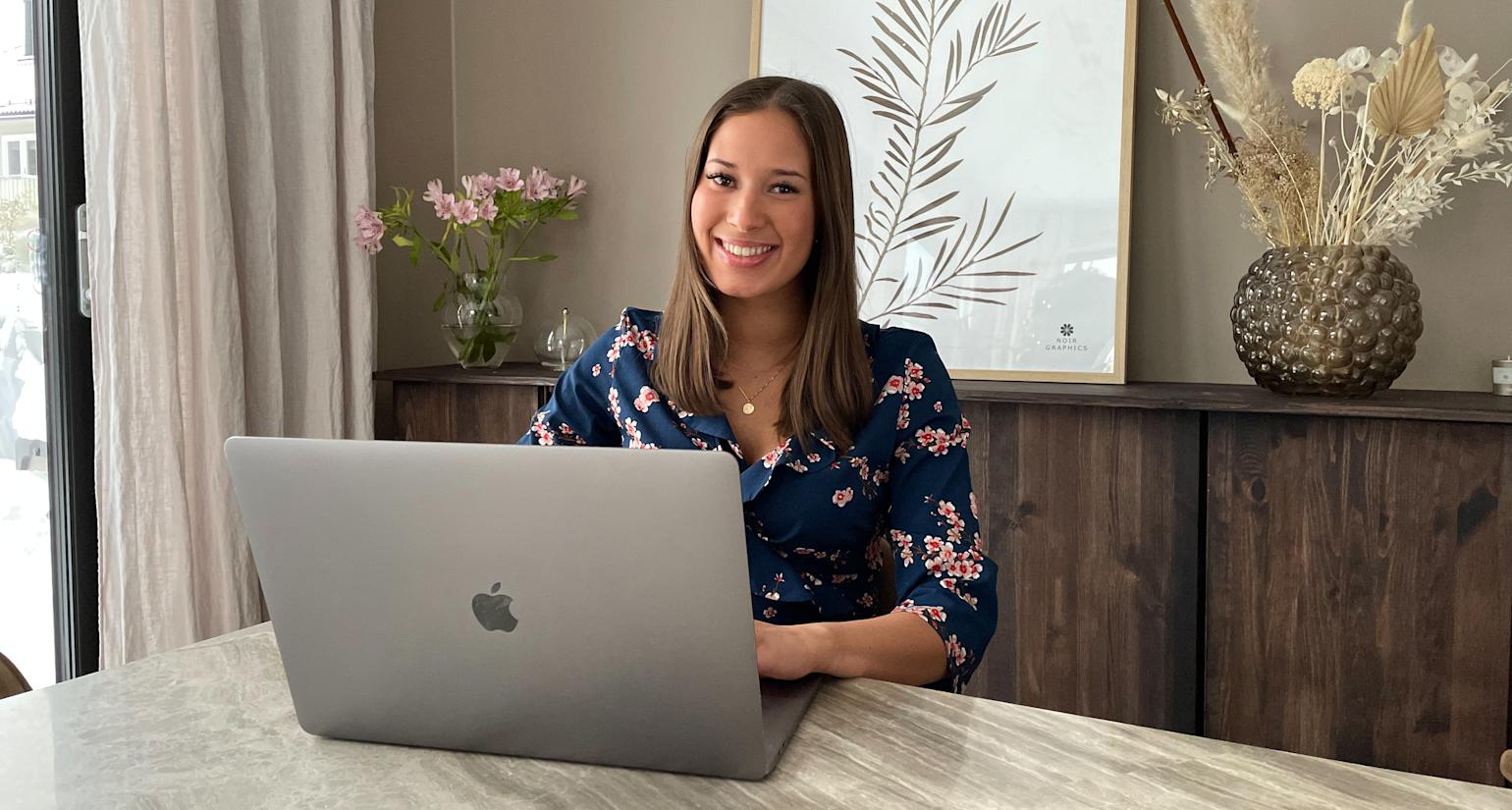 Jente foran pc smiler