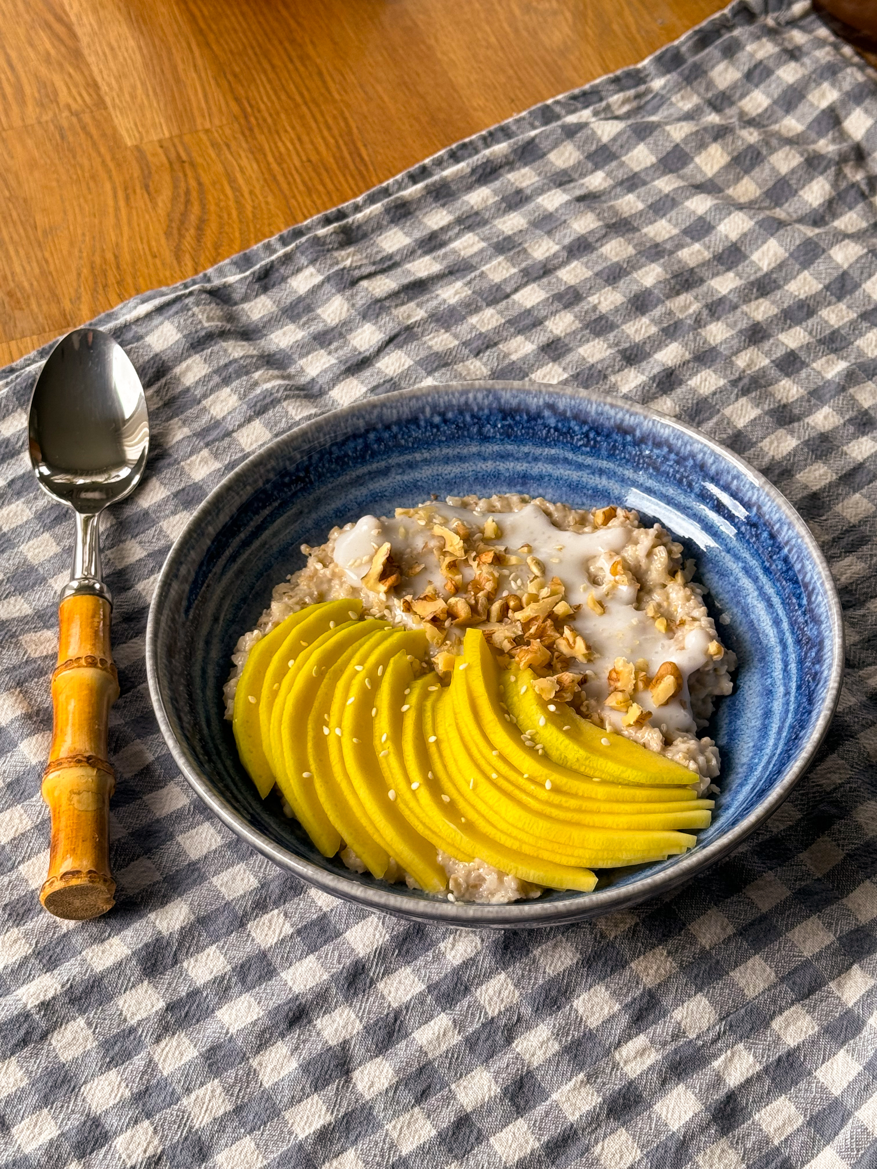 Havregrøt med mango og kokossaus