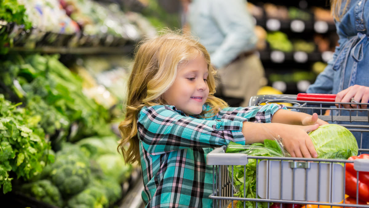 Barn legger salt i handlekurv