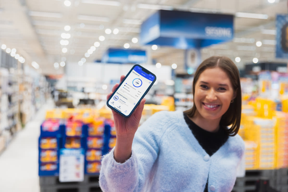 Selma viser mobil i butikk