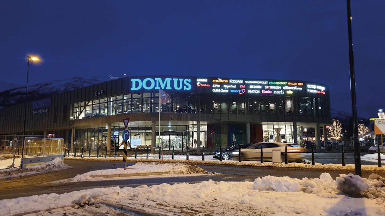 Domus Oppdal på kvelden med snø rundt.