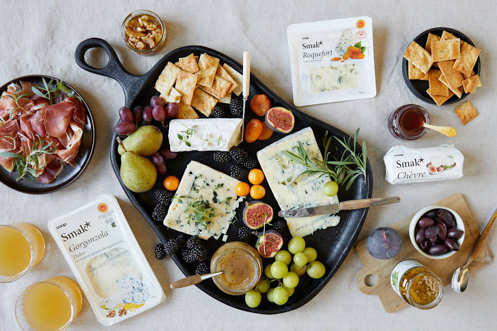 Ostefat med Smak* ostenyheter, valnøtter i honning, fikenmarmelade, kjeks til ost og frisk frukt og bær.