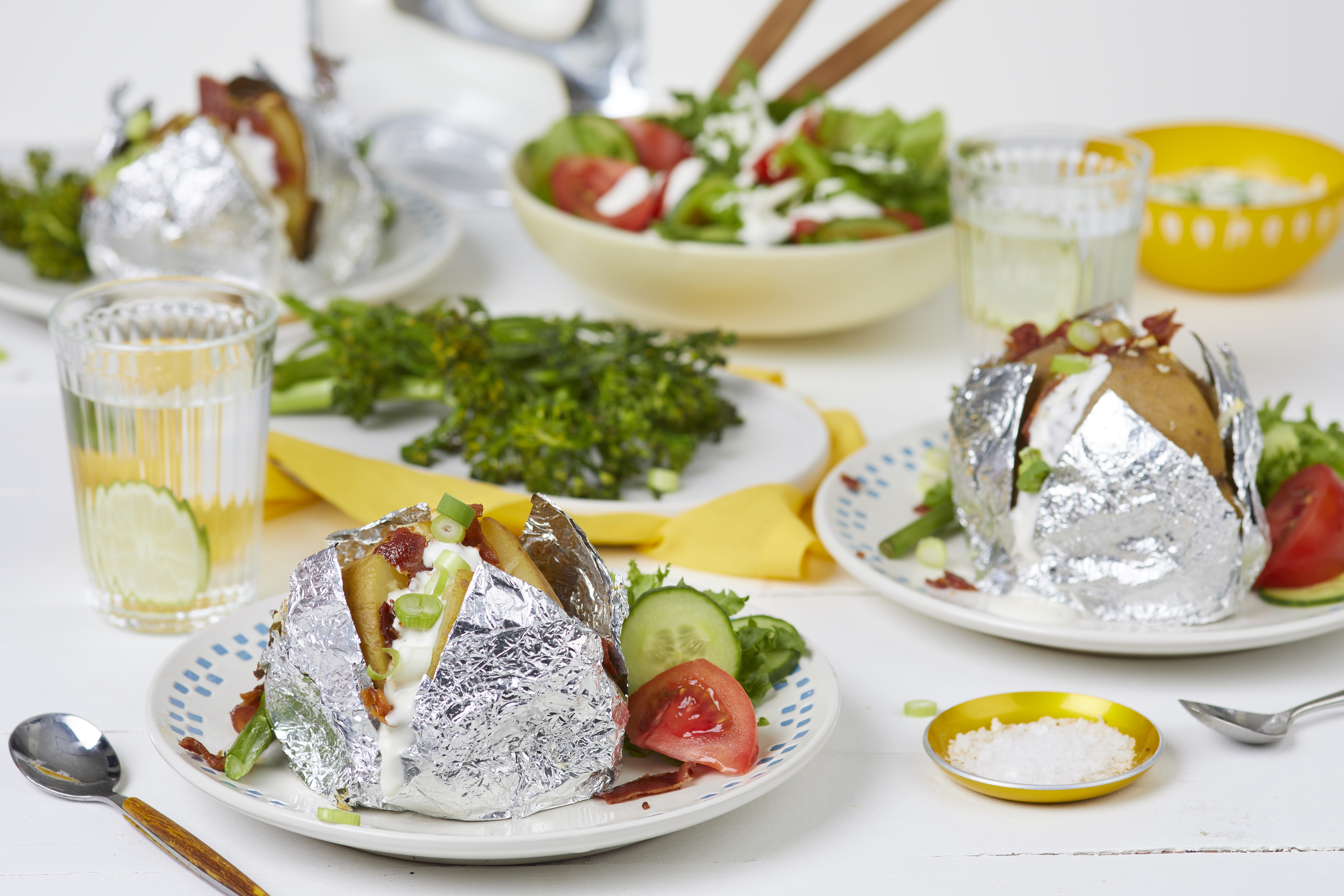 Bakepoteter med bacon og urtedressing