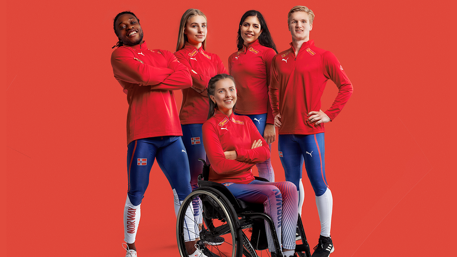 Idrettsutøvere står samlet med rød bakgrunn