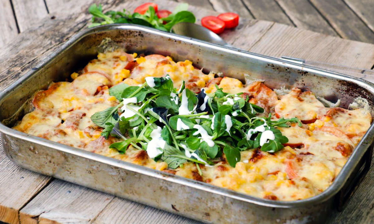 Sunn tacograteng i en ildfast form, toppet med litt salat og rømme.