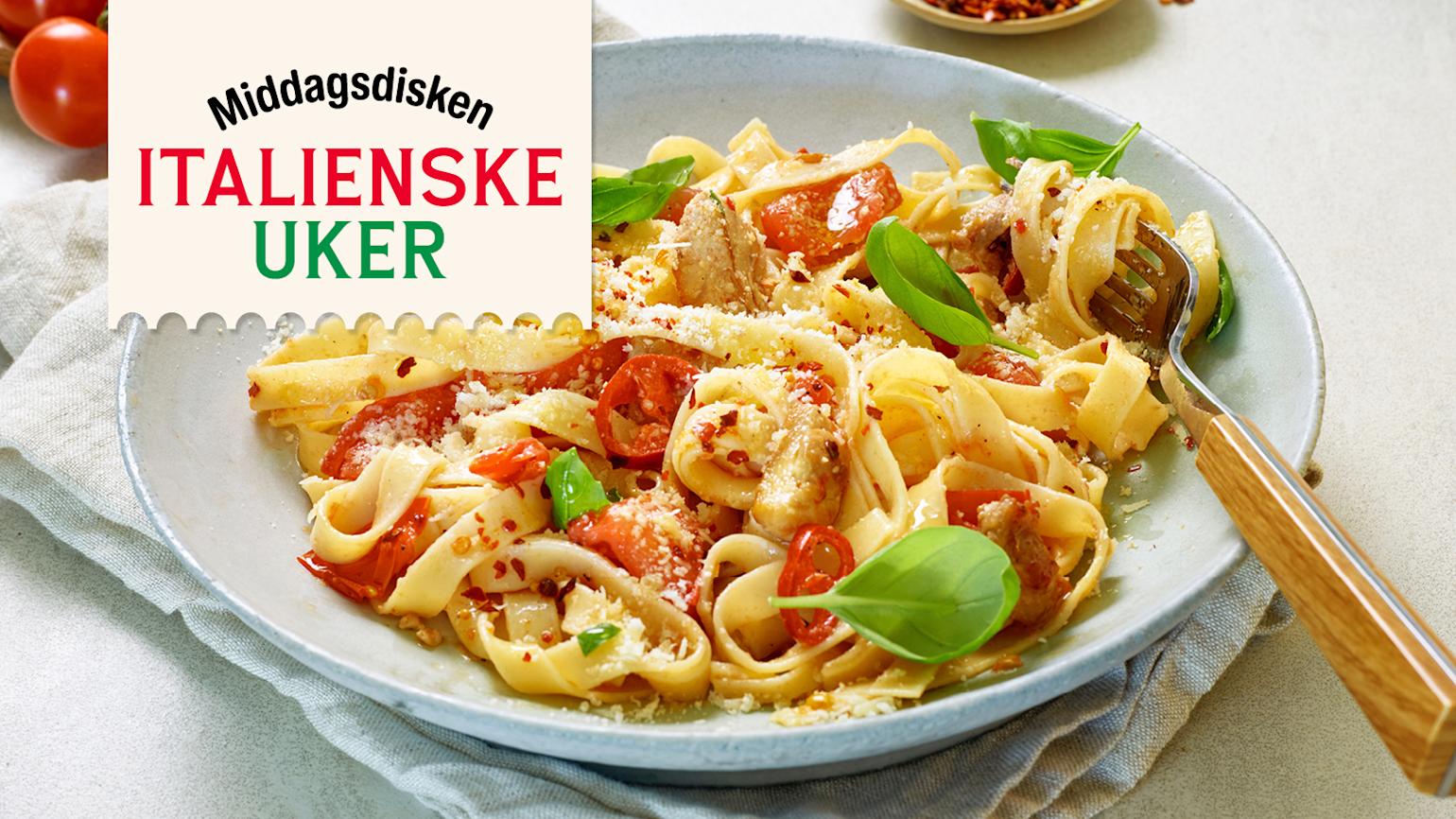 Tallerken med pasta og kylling toppent med basilikum. "Italienske Uker" logo i topp venstre hjørnet