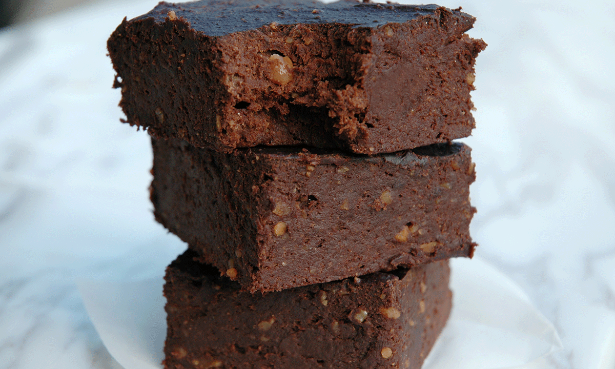 Bananbrownies uten tilsatt sukker, delt i ruter og stablet tre i høyden.