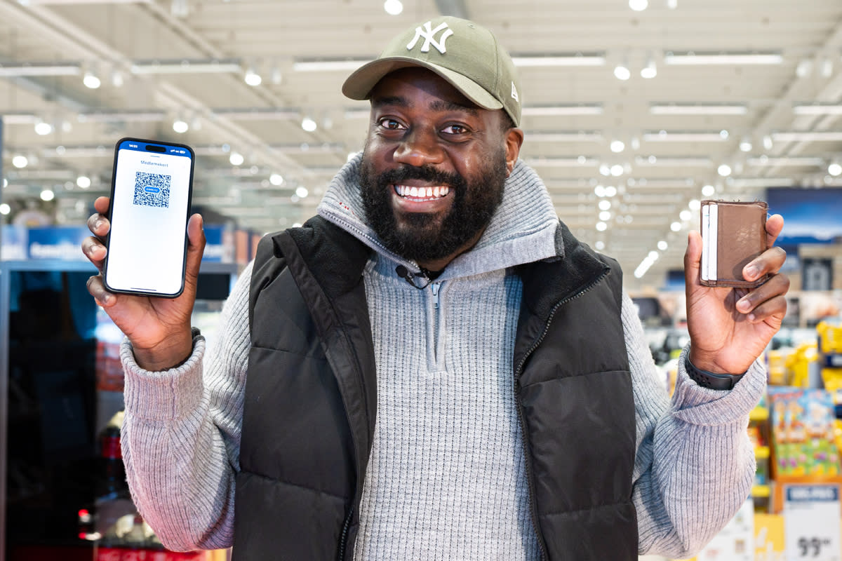 Mann viser frem Coop appen og lommebok