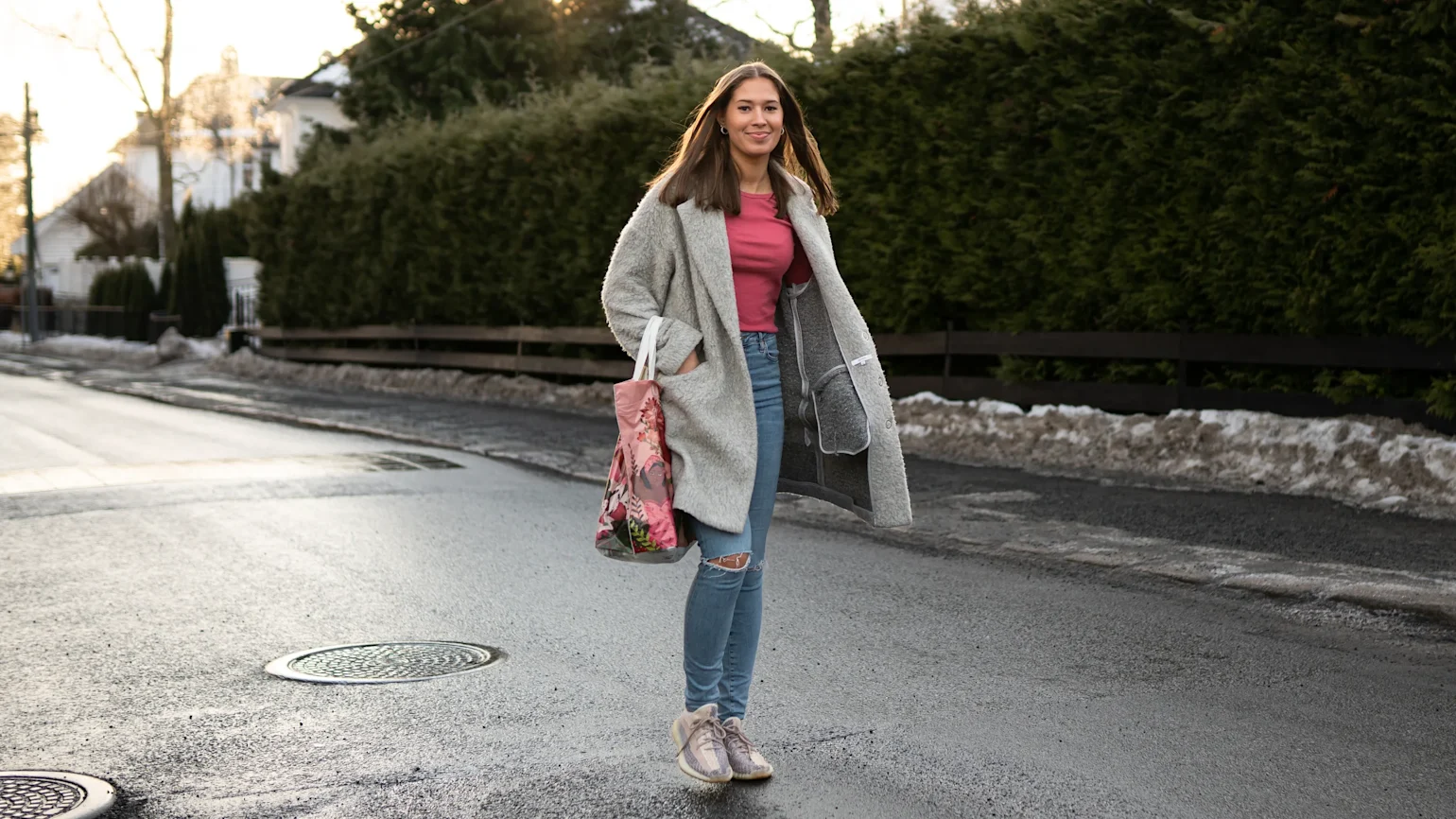 Ung jente bærer handlenett fra Coop