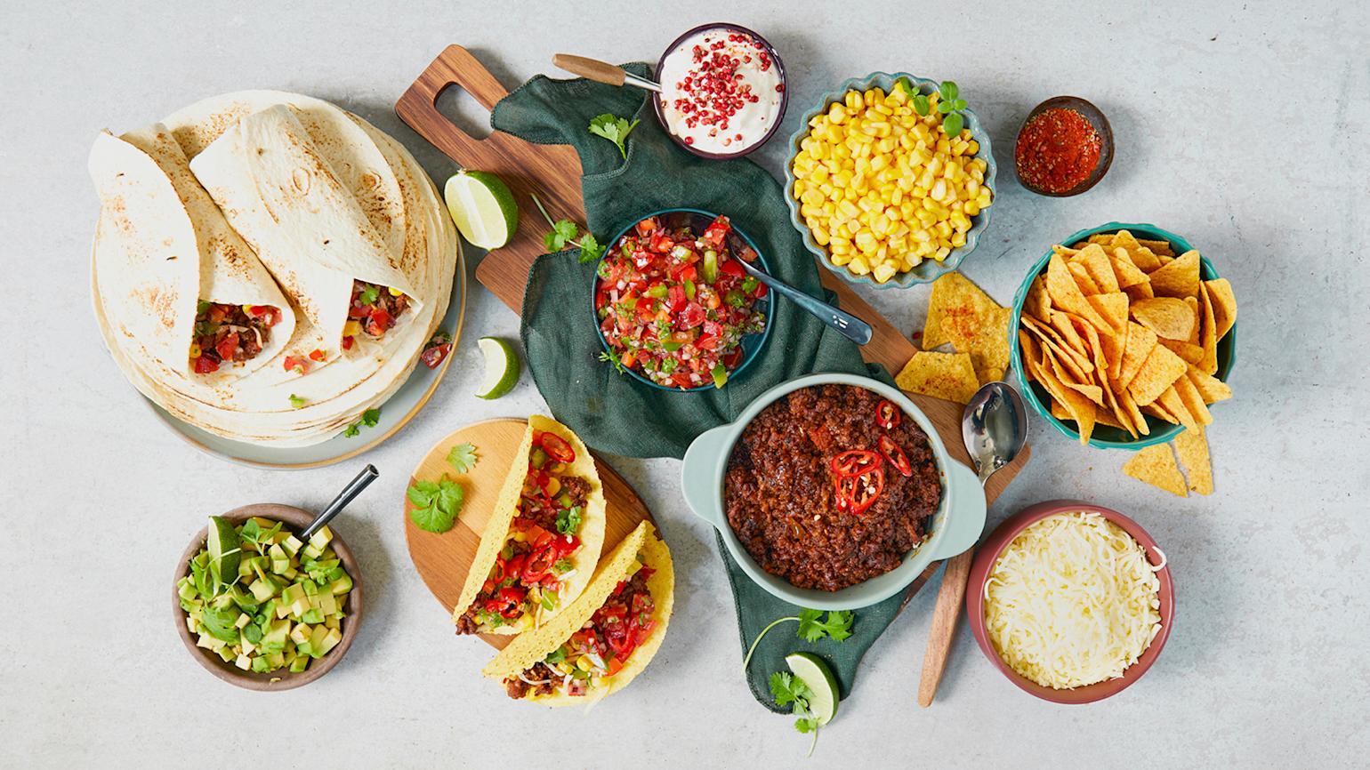 Forskjellig taco tilbehør i ulike skåler
