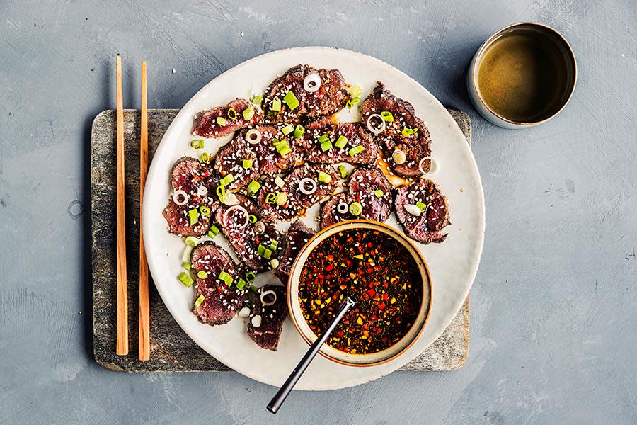 Tataki av hvalbiff med ponzusaus i egen skål ved siden av