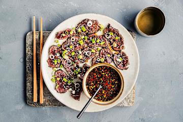 Tataki av hvalbiff med ponzusaus i egen skål ved siden av