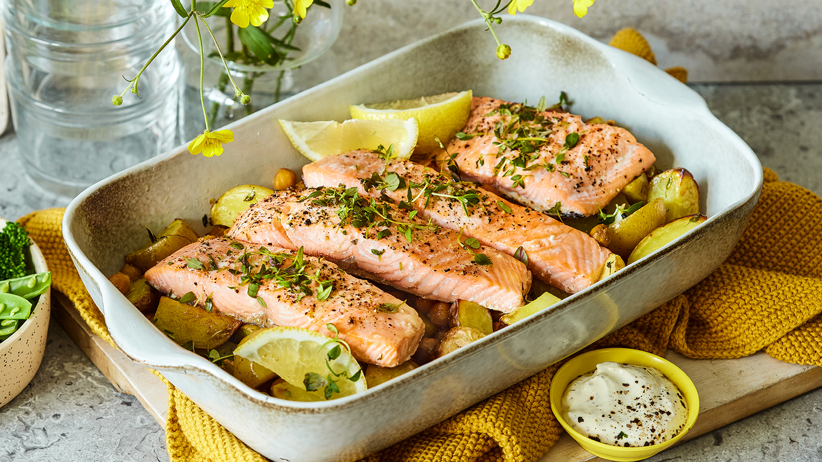 Sitronstekt laks med bakte småpoteter