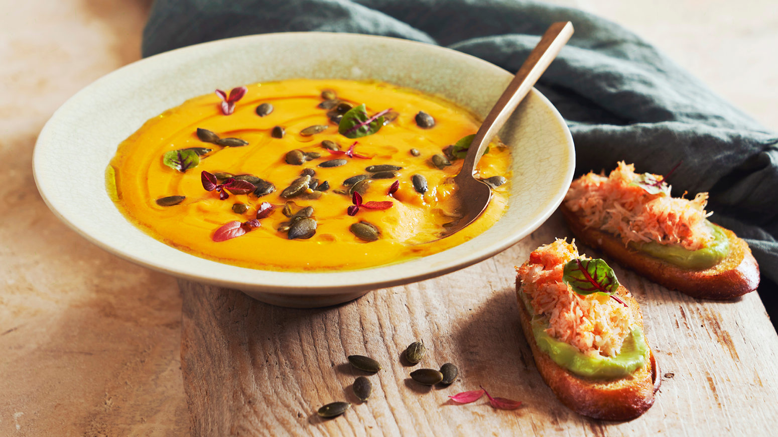 Gresskarsuppe med crostini med avokado og krabbekjøtt på.