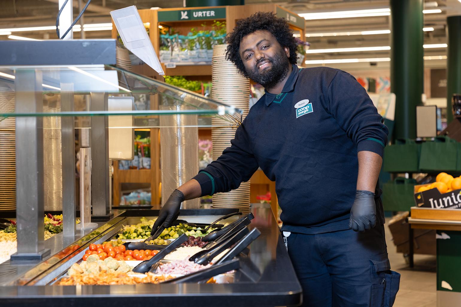 Maekele Mulubrhan i salatbaren på Coop Mega Bislett