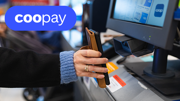 Dame scanner mobilen i kassen. 