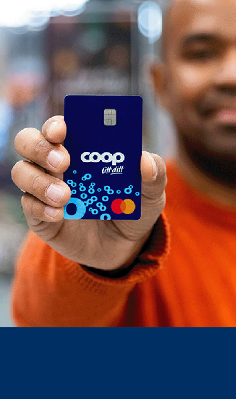 Mann som holder Coop kortet.
