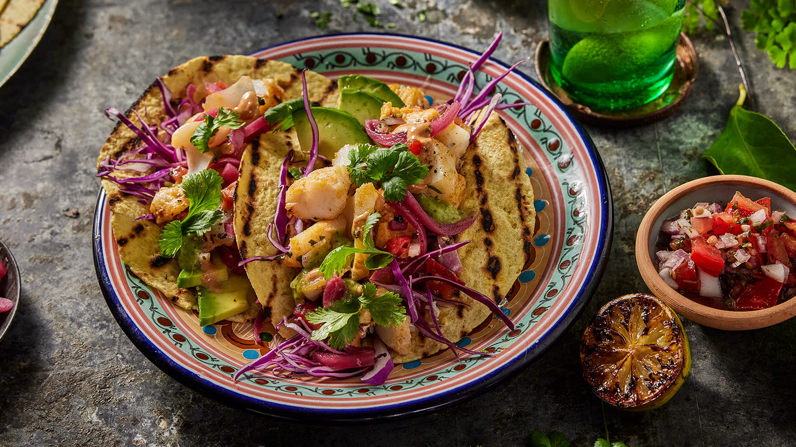 Fisketaco med torsk og jalapeñomajones, rødkål og pico de gallo servert i grillede tacolefser.