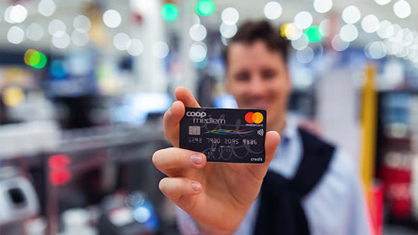 Mann viser frem Coop Mastercard