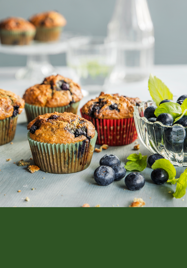 Blåbærmuffins på lys treplate - Hero topp