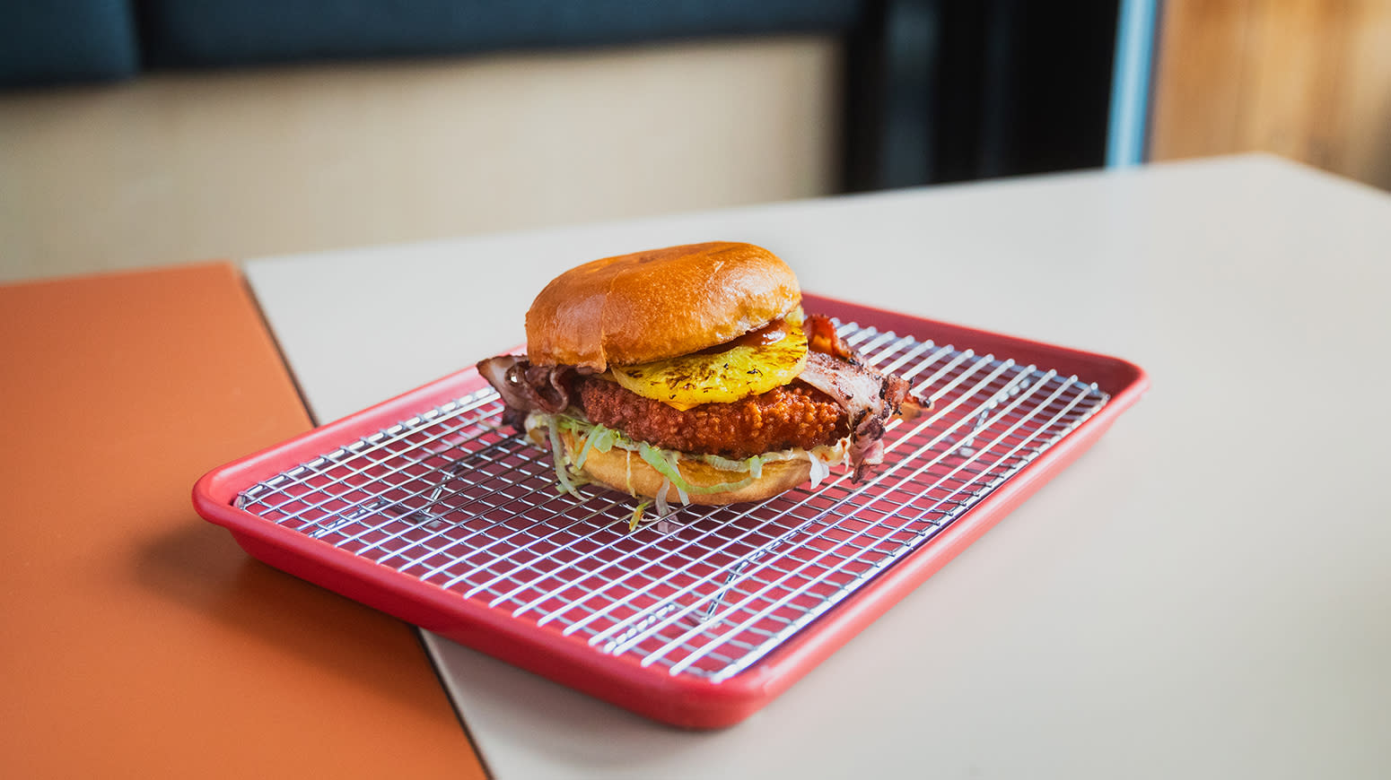 Burger på rist på bord