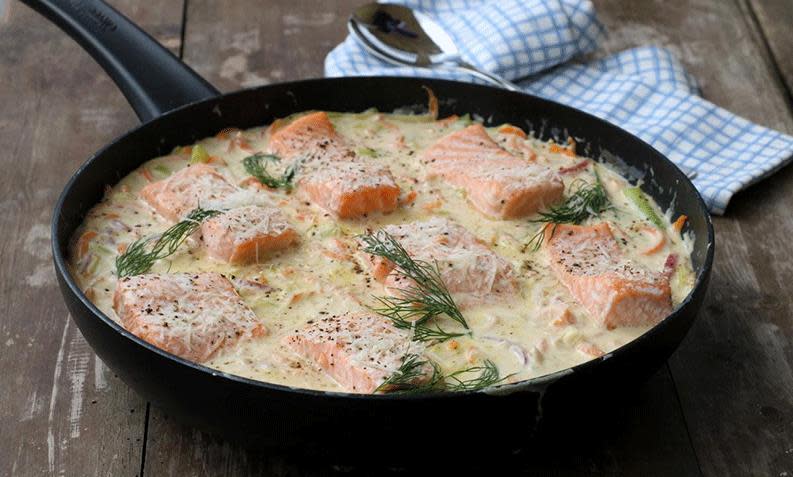 Laksepanne med parmesan i stekepanne på rustikk bord