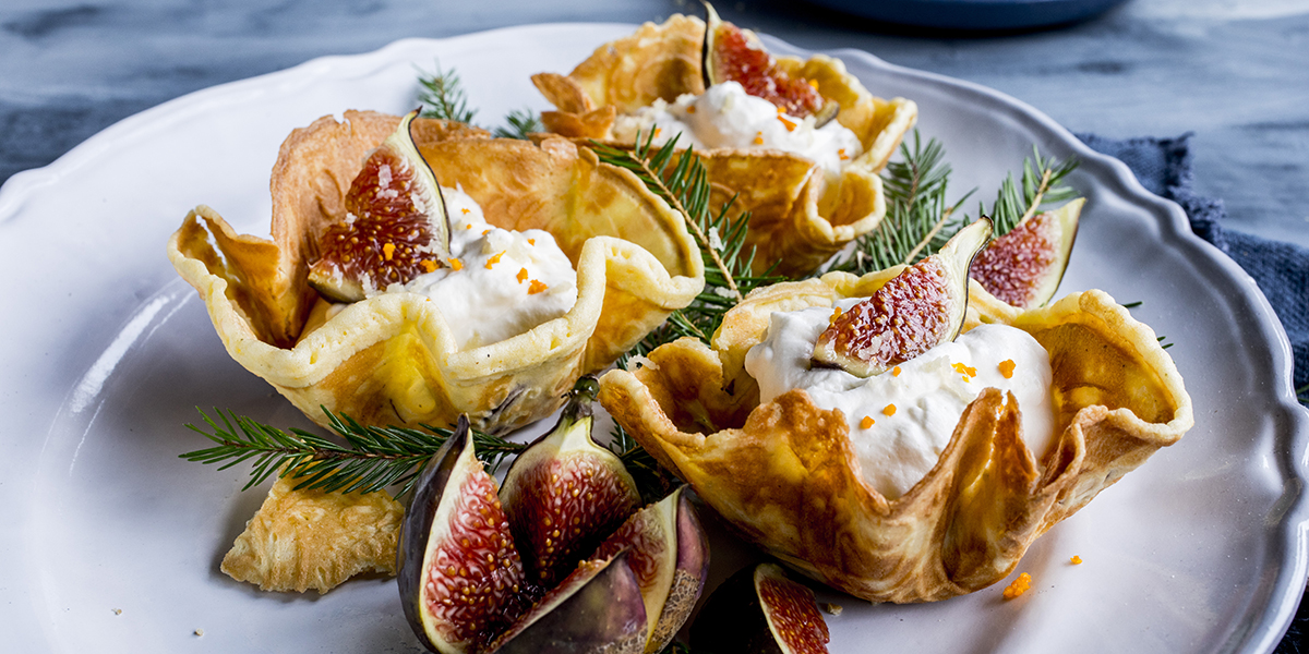 Hjemmelagde krumkaker med honningbakte fiken og marsipankrem