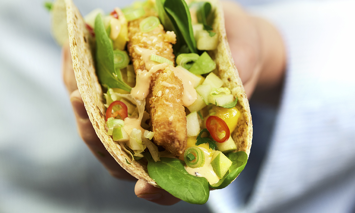 Laks i wrap med mangosalsa