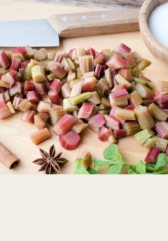 Oppkuttet rabarbara på en fjøl.