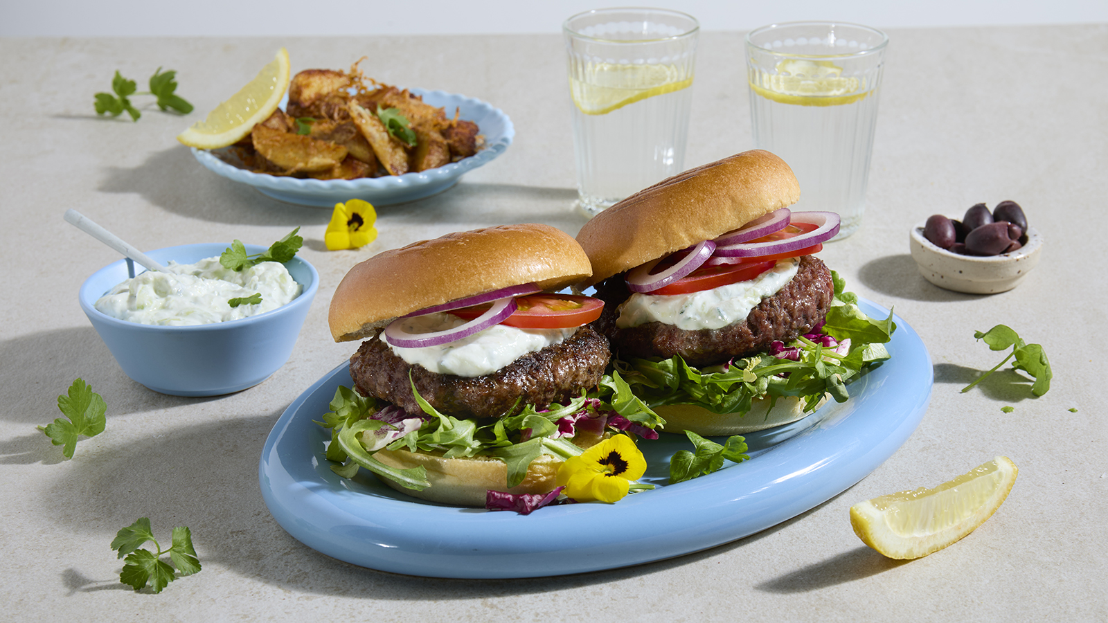Big Beefy burger med hjemmelaget tzatziki og parmesanpoteter