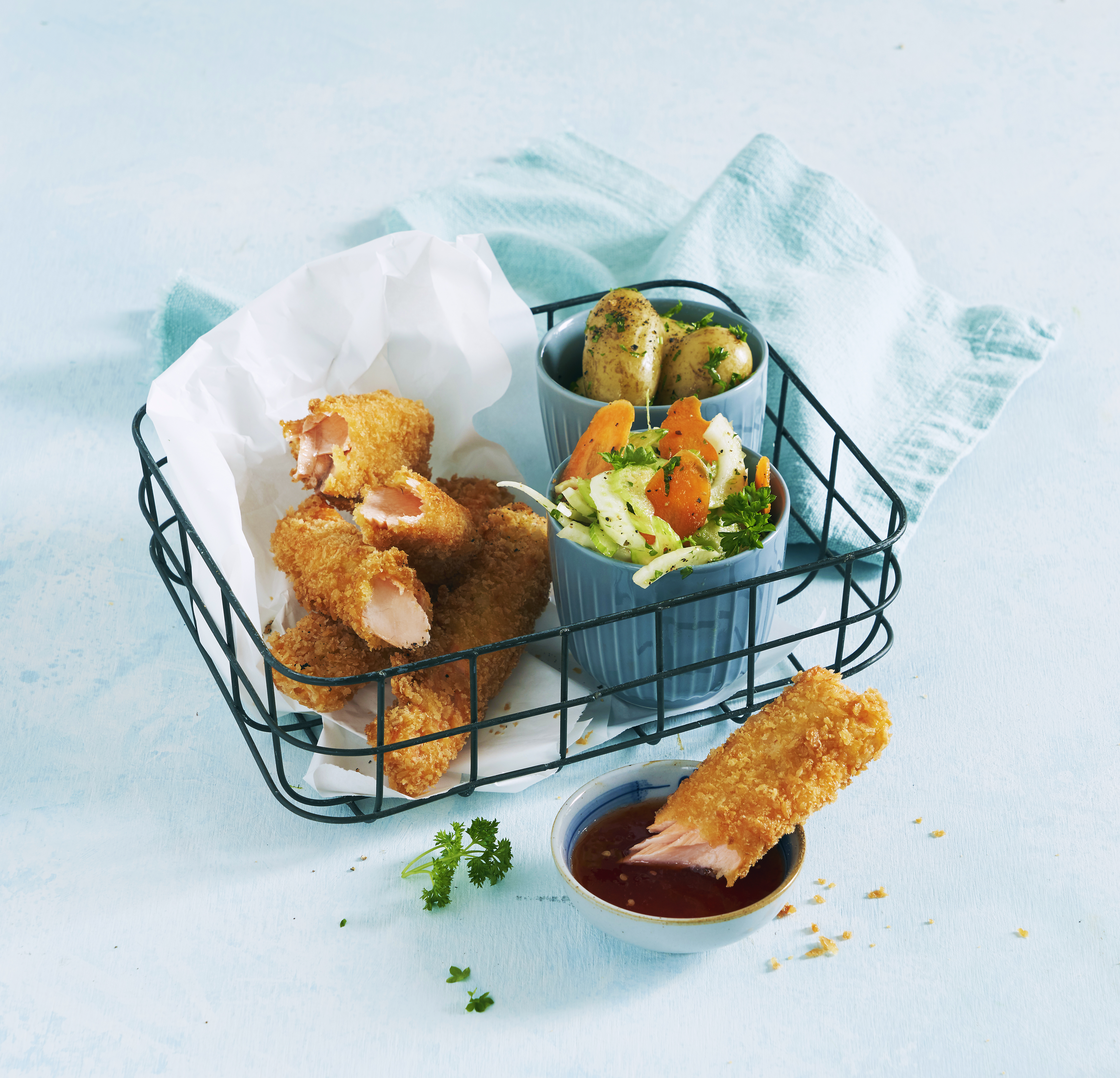 Hjemmelagde fiskepinner av laks med frisk råkostsalat