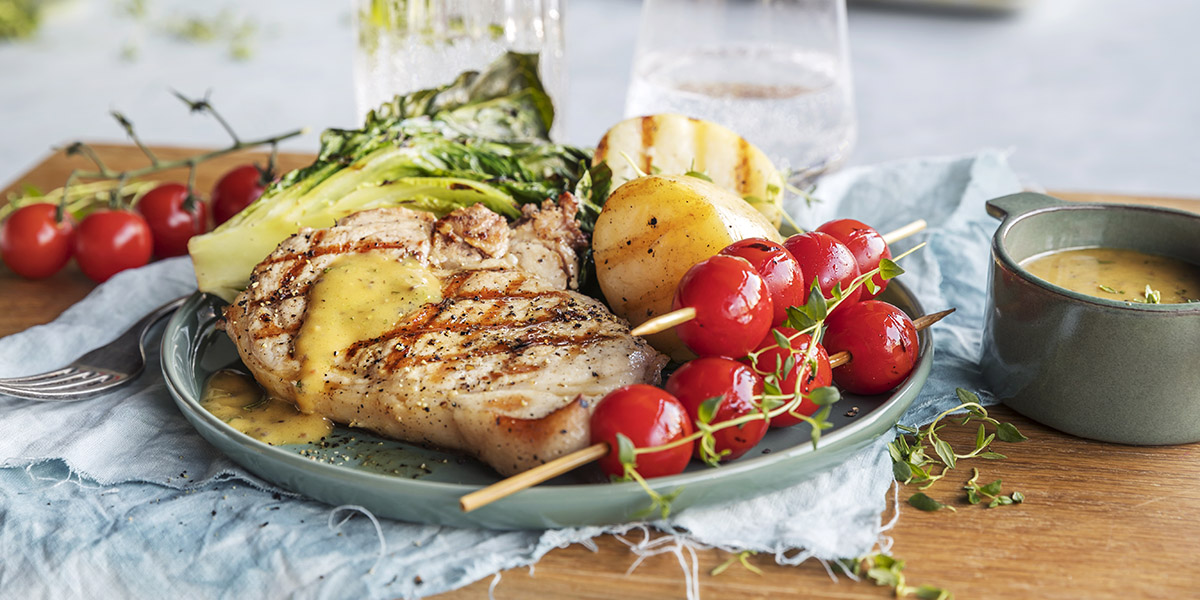 Sommerkoteletter med sennepssaus, nypoteter og grillet hjertesalat