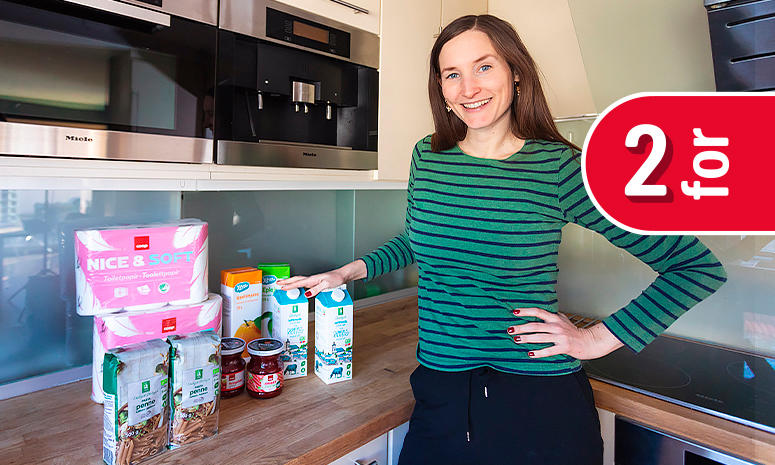 Lise Vermelid Kristoffersen står på kjøkkenet med Coop varer på benken