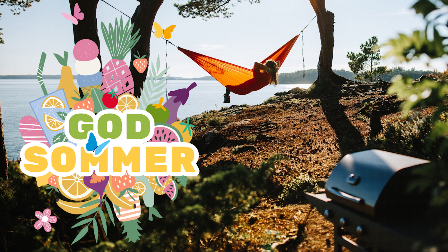 dame sitter i hengekøye ved kysten med gassgrill ved siden av.