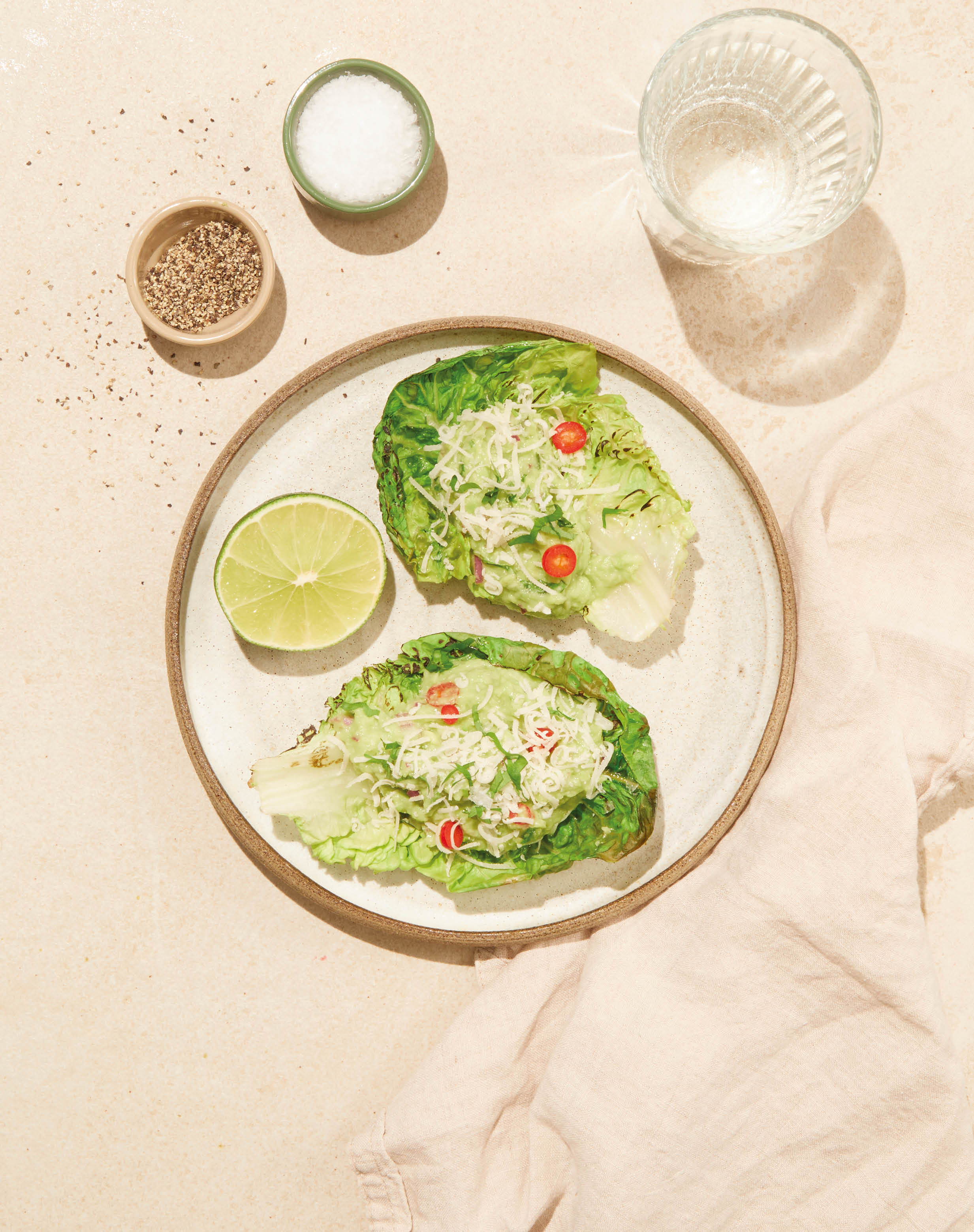 Grillet hjertesalat med guacamole og chili