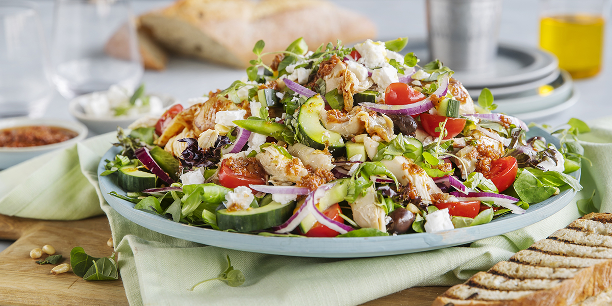 Gresk kyllingsalat med fetaost, oliven og tomatdressing
