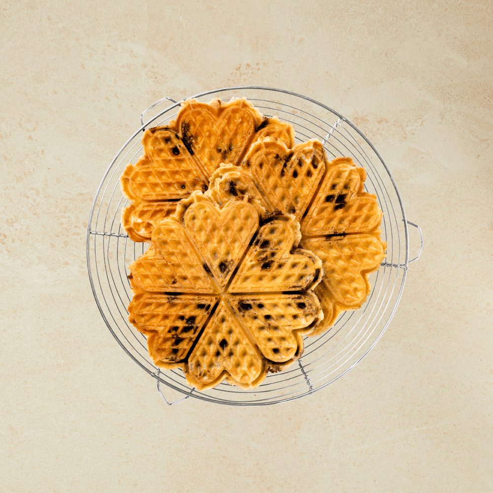 Tre vafler med sjokolade på en rund rist