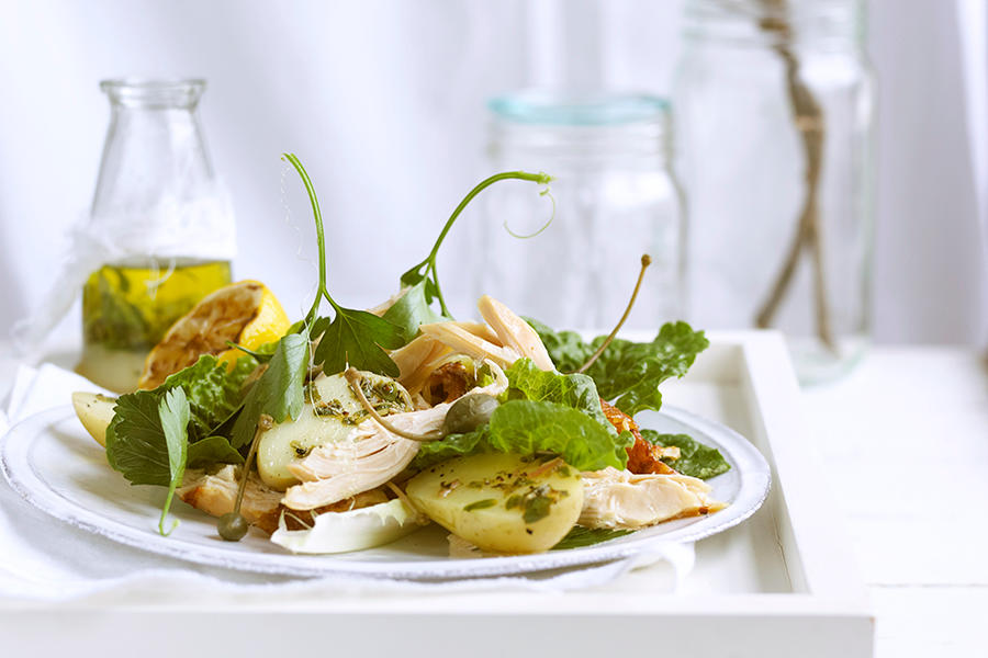 kyllingsalat-med-salsa-verde-og-kapers.jpg