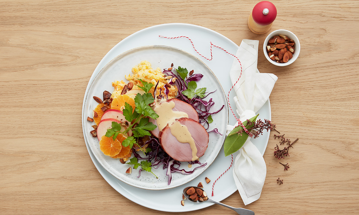 Juleskinke med kålrabistappe, sennepssaus og julesalat