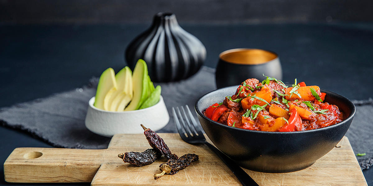 Chili con carne i svart bolle på fjøl