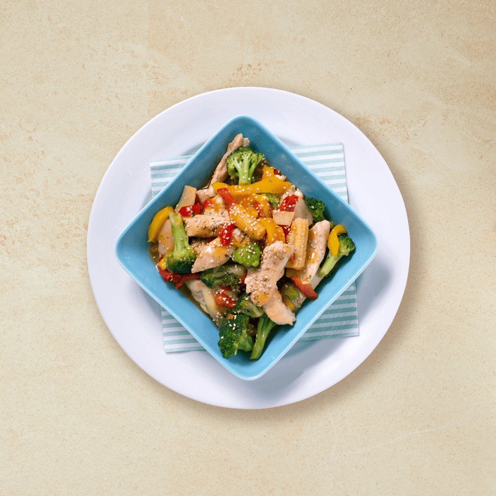 Kylling i sur-søt saus med grønnsaker, i en blå form