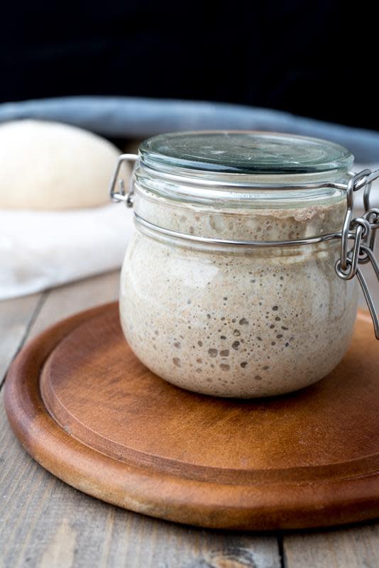 Surdeigstarter - Veien til hjemmelaget surdeigsbrød, i Norgesglass på rund trefjøl.